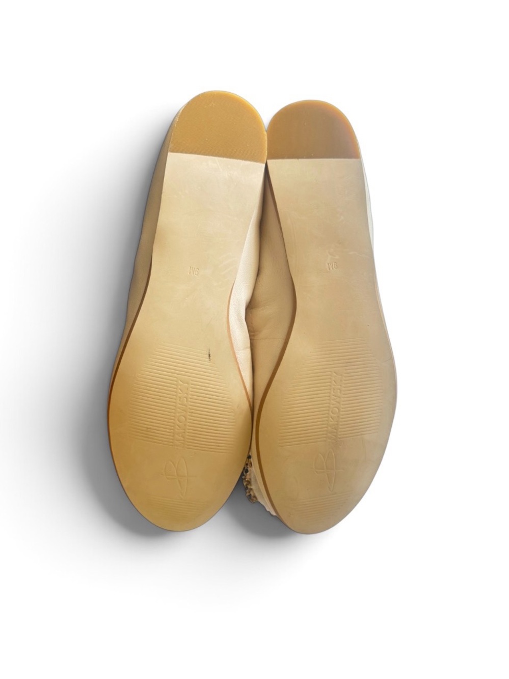 B Makowsky Cream Leather Ballet Flats with Decorative Rosette - Picture 3 of 3